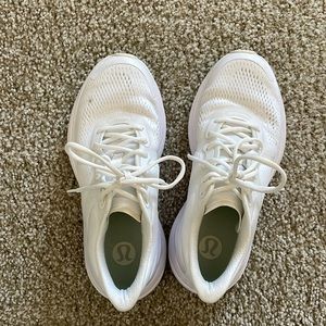 gently worn lulu bliss feel running shoe